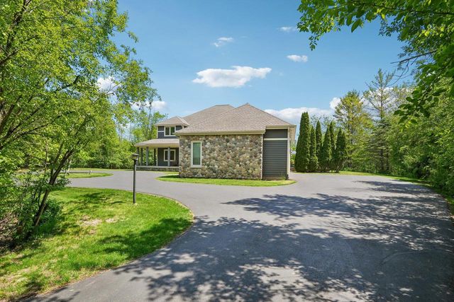 12302 N Madero DRIVE, Mequon, WI 53092