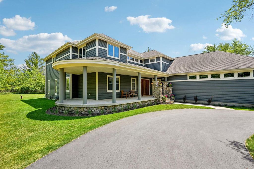 12302 N Madero DRIVE, Mequon, WI 53092