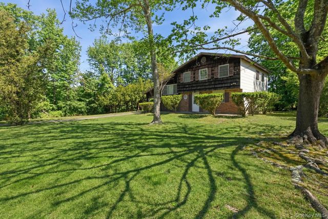 43 Village Lane, Hauppauge, NY 11788