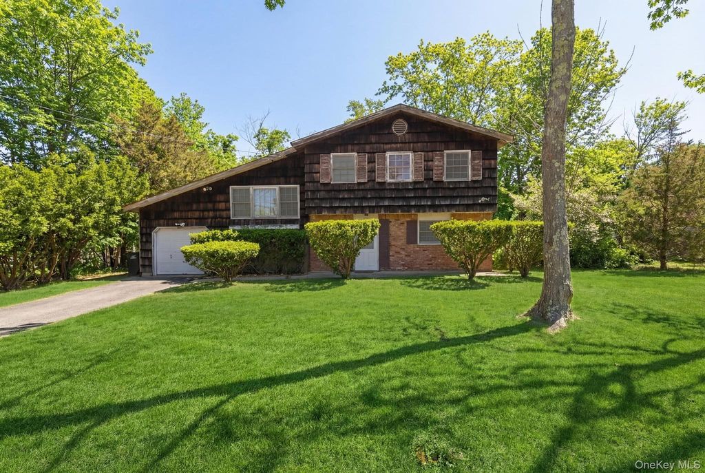 43 Village Lane, Hauppauge, NY 11788