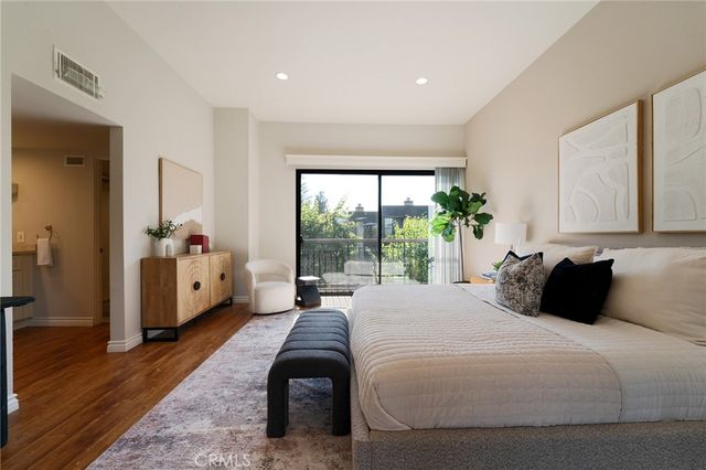 13925 Riverside Drive, Sherman Oaks, CA 91423