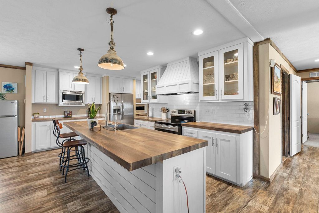 498 William Pettus RD, Maxwell, TX 78656