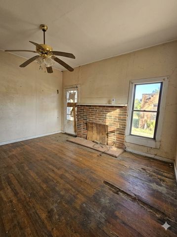 501 N Houston Street, De Leon, TX 76444