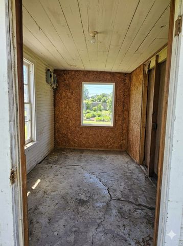 501 N Houston Street, De Leon, TX 76444