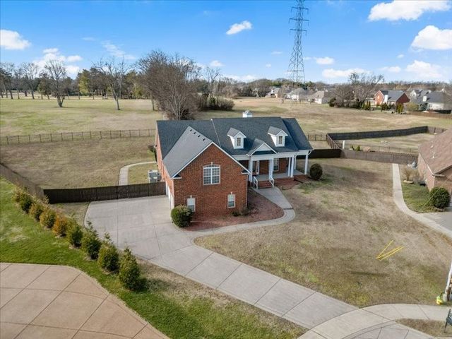 927 Westbrook Dr, Gallatin, TN 37066