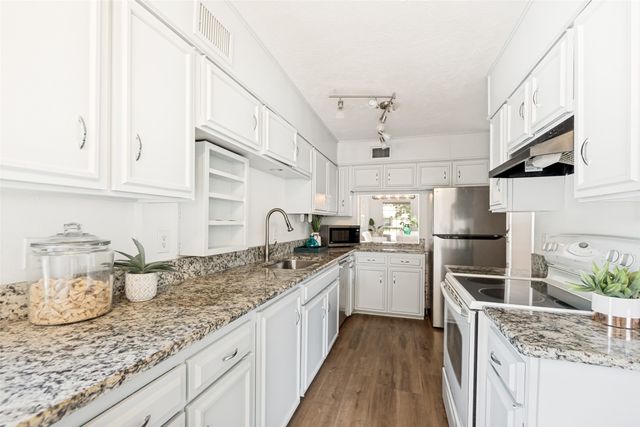 13747 Flagstone Lane, Dallas, TX 75240