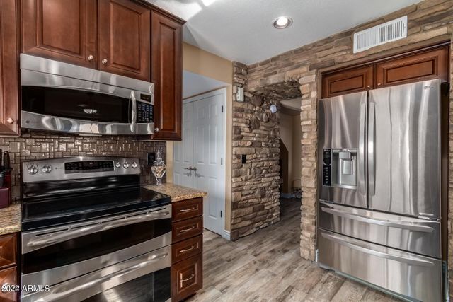 2911 E WINDMERE Drive, Phoenix, AZ 85048