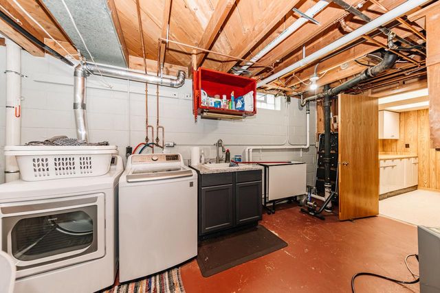 1332 S 94th STREET, West Allis, WI 53214