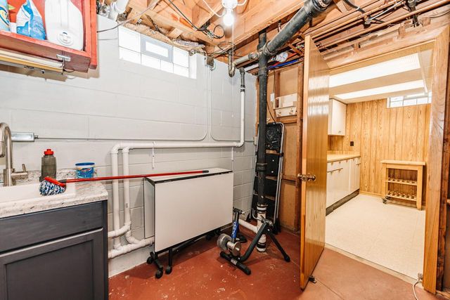 1332 S 94th STREET, West Allis, WI 53214