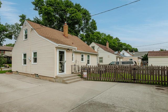 1332 S 94th STREET, West Allis, WI 53214