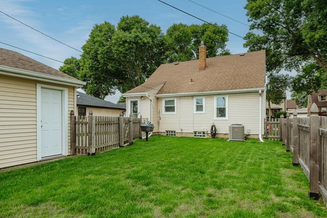 1332 S 94th STREET, West Allis, WI 53214