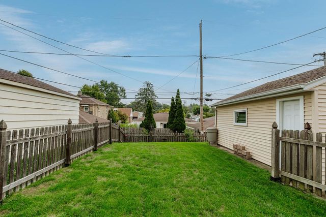 1332 S 94th STREET, West Allis, WI 53214