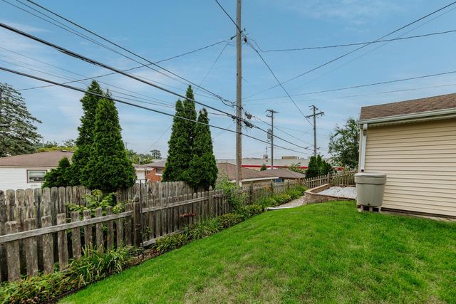 1332 S 94th STREET, West Allis, WI 53214