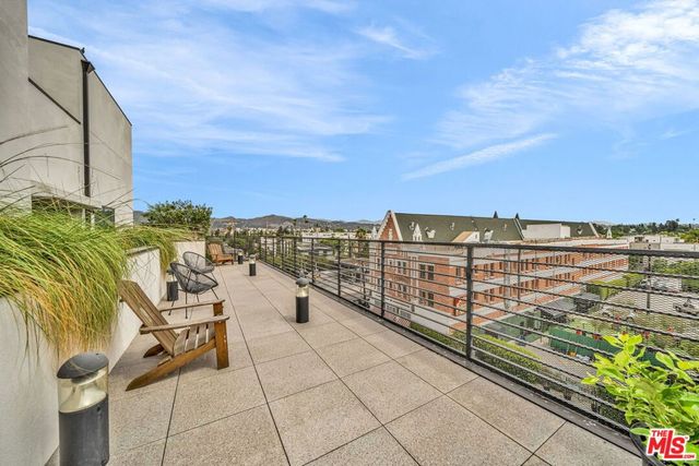667 N Wilton Place 201, Los Angeles, CA 90004