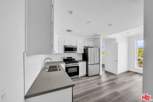 667 N Wilton Place 201, Los Angeles, CA 90004