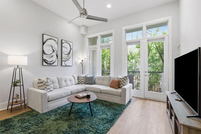 381 E Greenbriar Lane 1002, Dallas, TX 75203