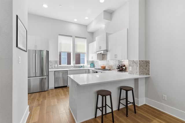 381 E Greenbriar Lane 1002, Dallas, TX 75203