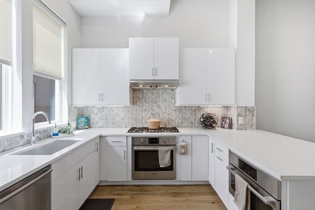 381 E Greenbriar Lane 1002, Dallas, TX 75203