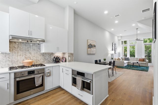 381 E Greenbriar Lane 1002, Dallas, TX 75203