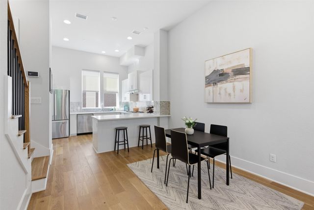 381 E Greenbriar Lane 1002, Dallas, TX 75203