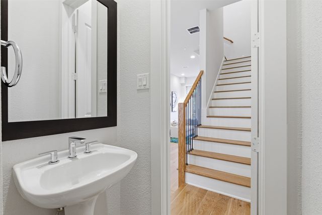 381 E Greenbriar Lane 1002, Dallas, TX 75203