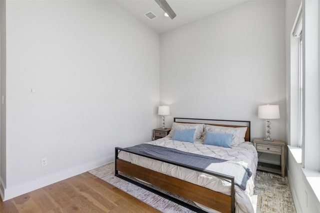 381 E Greenbriar Lane 1002, Dallas, TX 75203