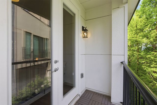 381 E Greenbriar Lane 1002, Dallas, TX 75203