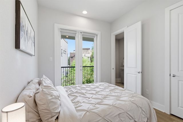 381 E Greenbriar Lane 1002, Dallas, TX 75203