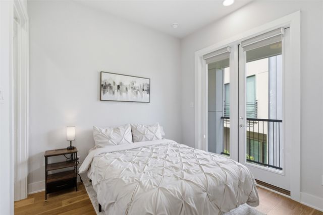381 E Greenbriar Lane 1002, Dallas, TX 75203