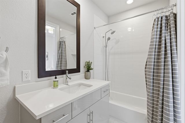 381 E Greenbriar Lane 1002, Dallas, TX 75203
