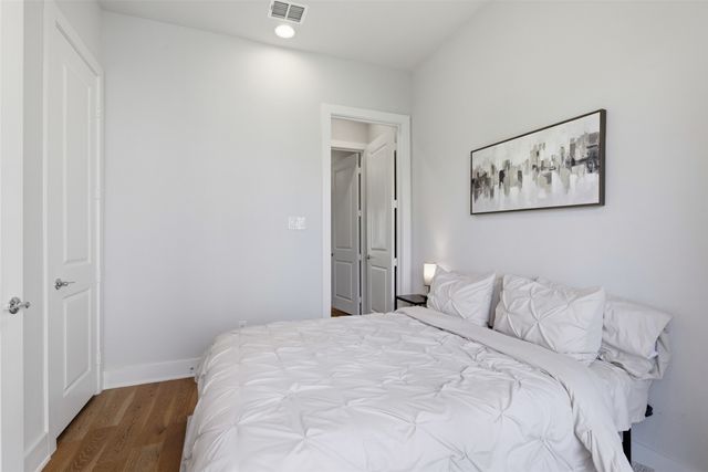 381 E Greenbriar Lane 1002, Dallas, TX 75203