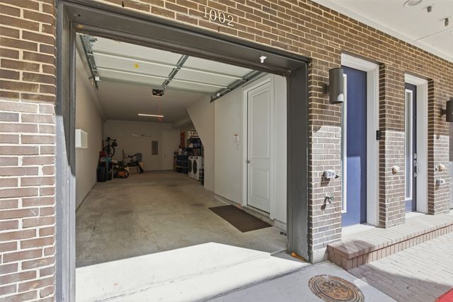 381 E Greenbriar Lane 1002, Dallas, TX 75203