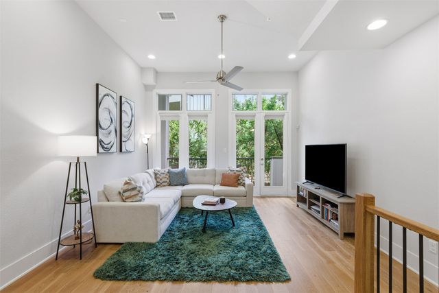 381 E Greenbriar Lane 1002, Dallas, TX 75203