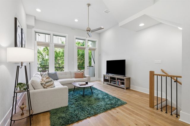 381 E Greenbriar Lane 1002, Dallas, TX 75203