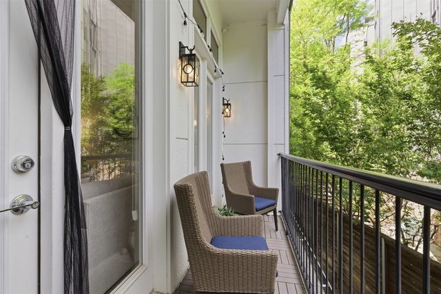 381 E Greenbriar Lane 1002, Dallas, TX 75203