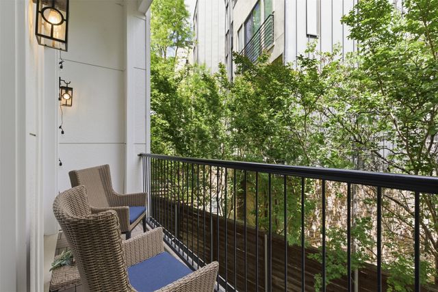 381 E Greenbriar Lane 1002, Dallas, TX 75203