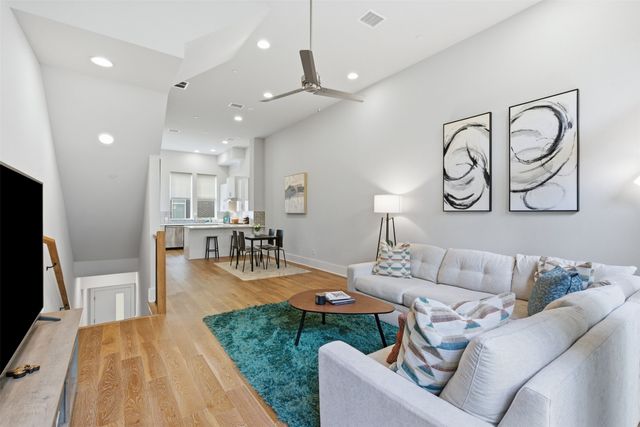 381 E Greenbriar Lane 1002, Dallas, TX 75203