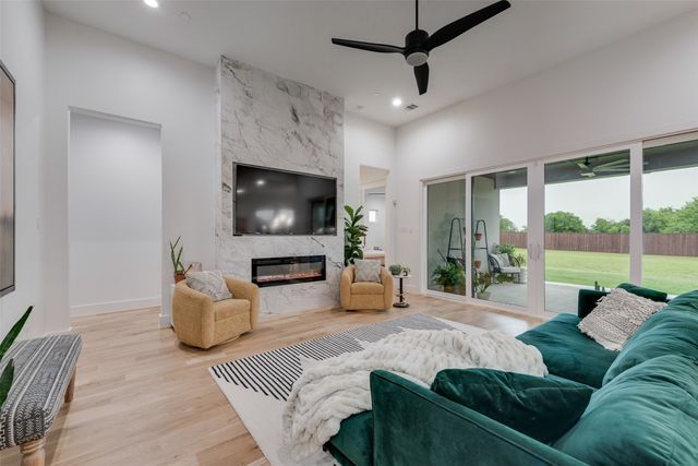 418 Whispering Way, Red Oak, TX 75154