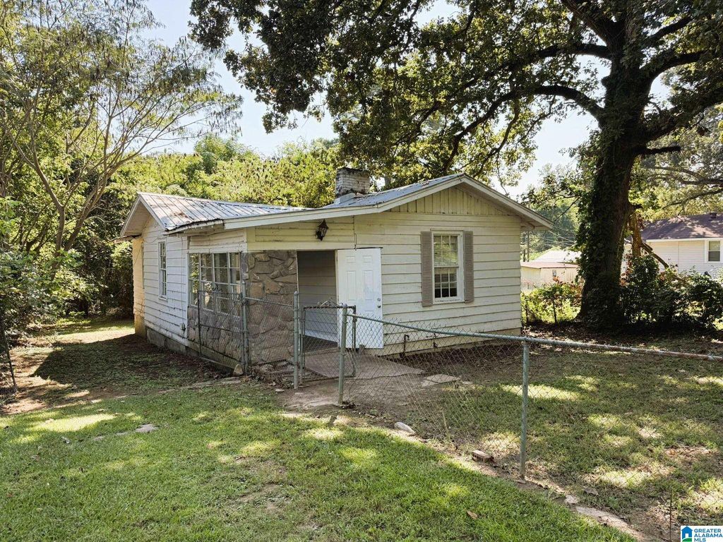 324 RAILROAD AVENUE, Adamsville, AL 35005