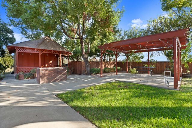 8630 River Oaks Dr, Oakdale, CA 95361