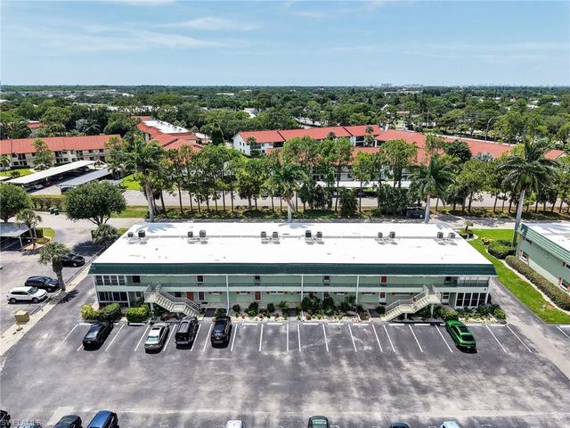 300 Valley Stream DR 8A, Naples, FL 34113
