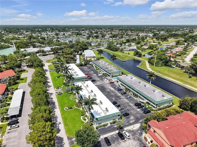300 Valley Stream DR 8A, Naples, FL 34113