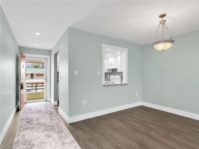 300 Valley Stream DR 8A, Naples, FL 34113