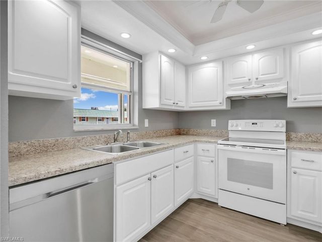 300 Valley Stream DR 8A, Naples, FL 34113