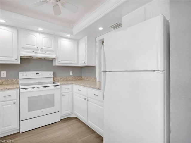 300 Valley Stream DR 8A, Naples, FL 34113