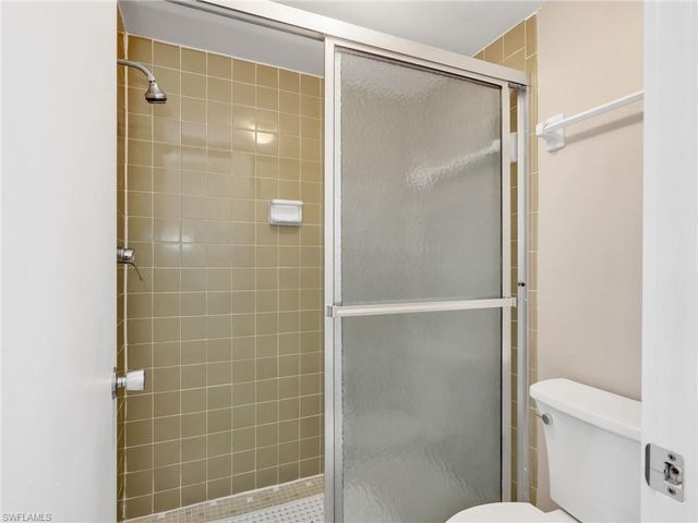 300 Valley Stream DR 8A, Naples, FL 34113