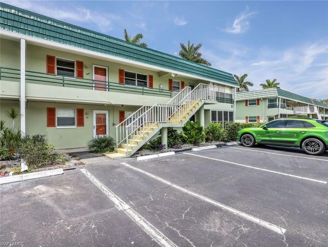 300 Valley Stream DR 8A, Naples, FL 34113