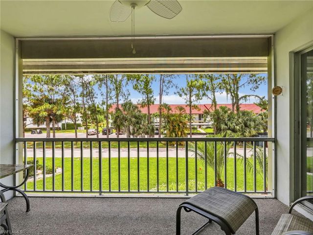 300 Valley Stream DR 8A, Naples, FL 34113