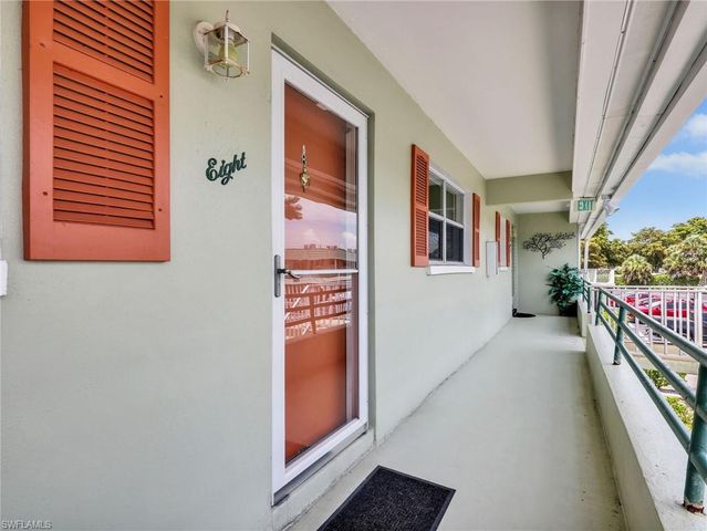 300 Valley Stream DR 8A, Naples, FL 34113