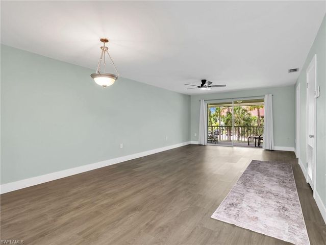 300 Valley Stream DR 8A, Naples, FL 34113